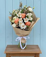 Букет цветов из:  Альстромерии, Лизиантусы, Розы и Хризантемы в Петровке Республика Крым