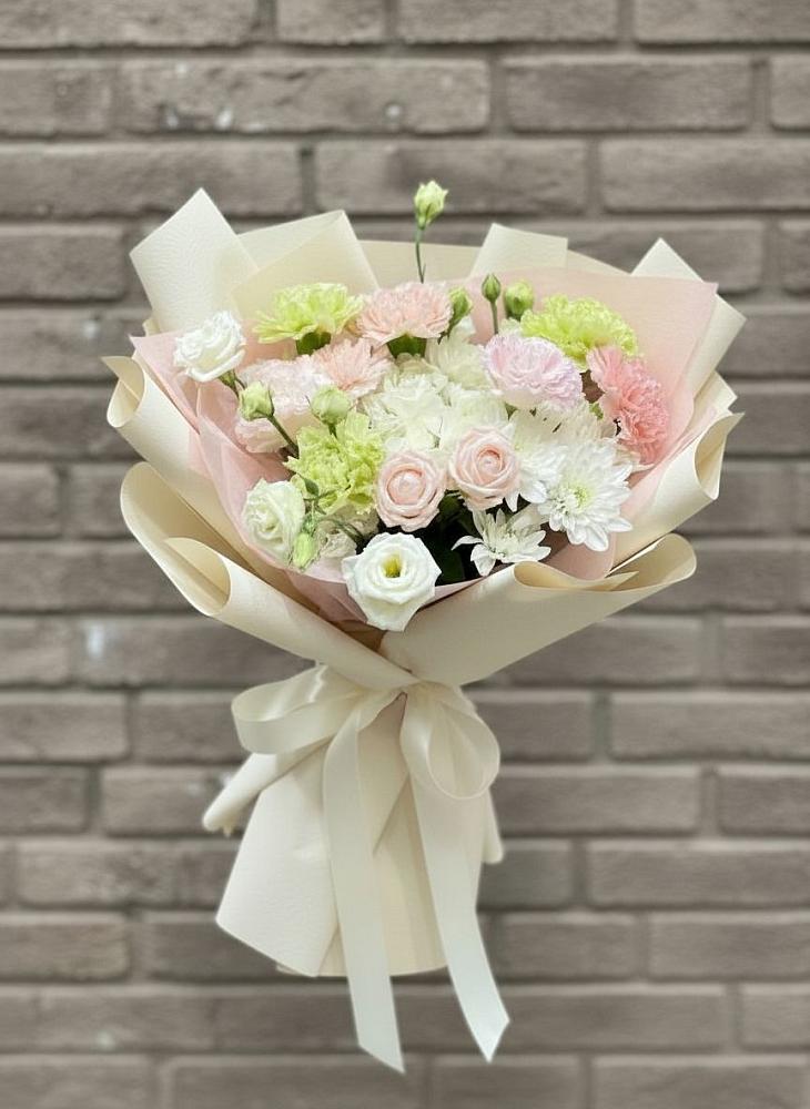 Букет цветов из: Гвоздики, Розы, Лизиантусы и Хризантемы в Петровке Республика Крым