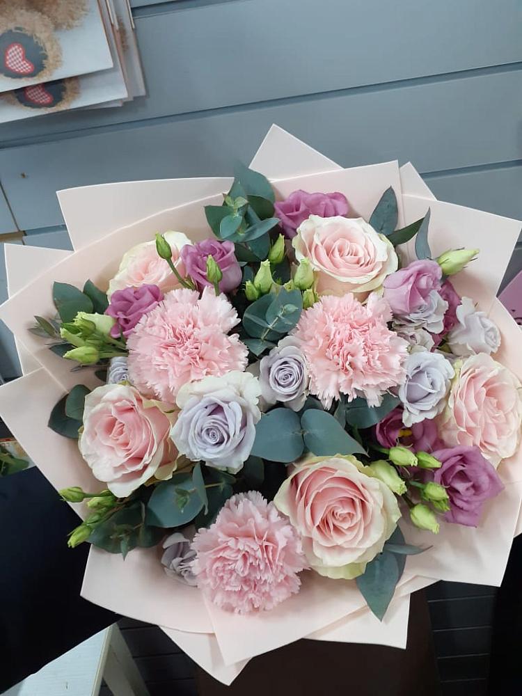 Букет цветов из: Розы, Гвоздики и Лизиантусы в Петровке Республика Крым